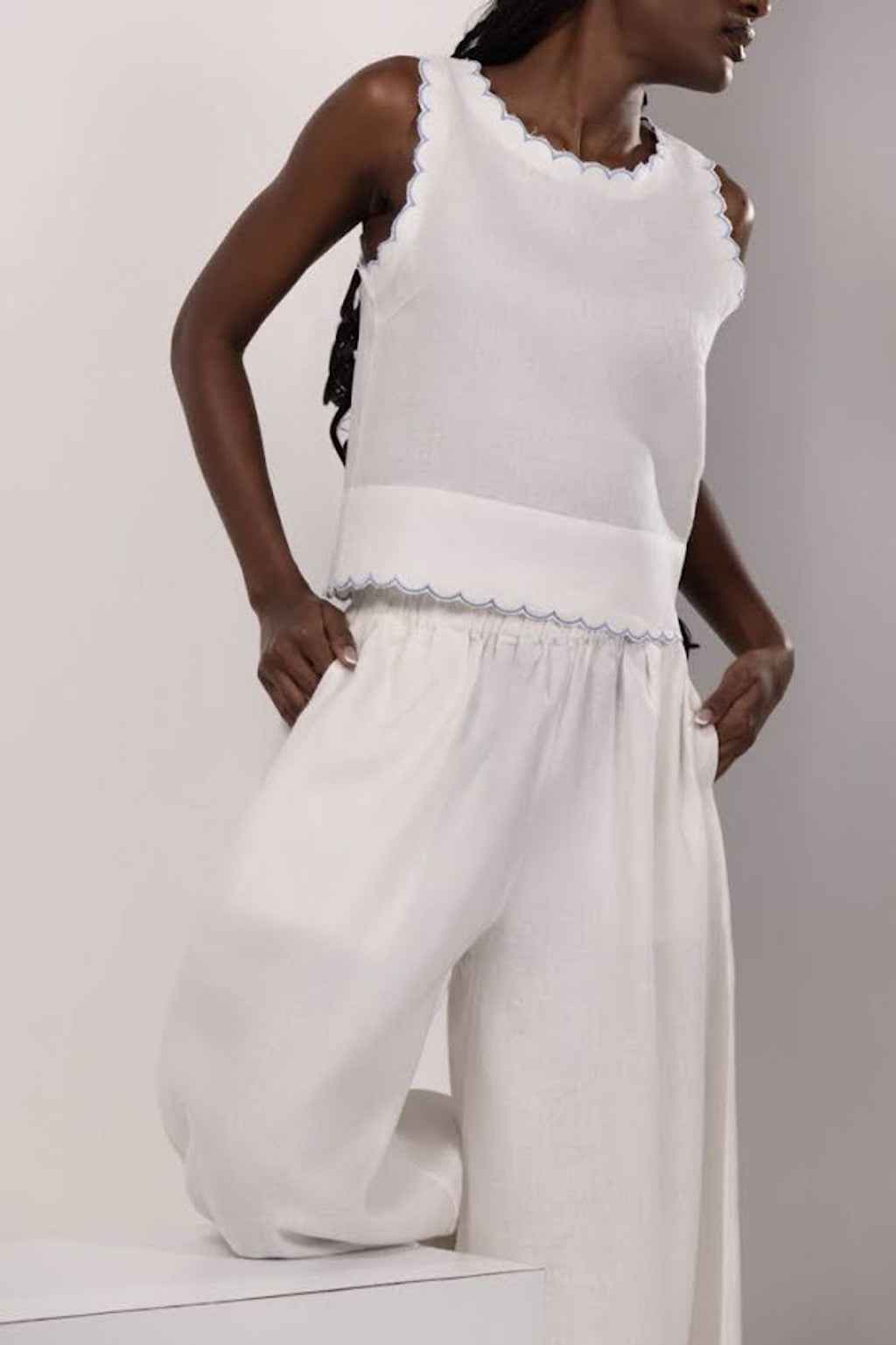 SCALLOP EDGE BLOUSE | WHITE & LIGHT BLUE